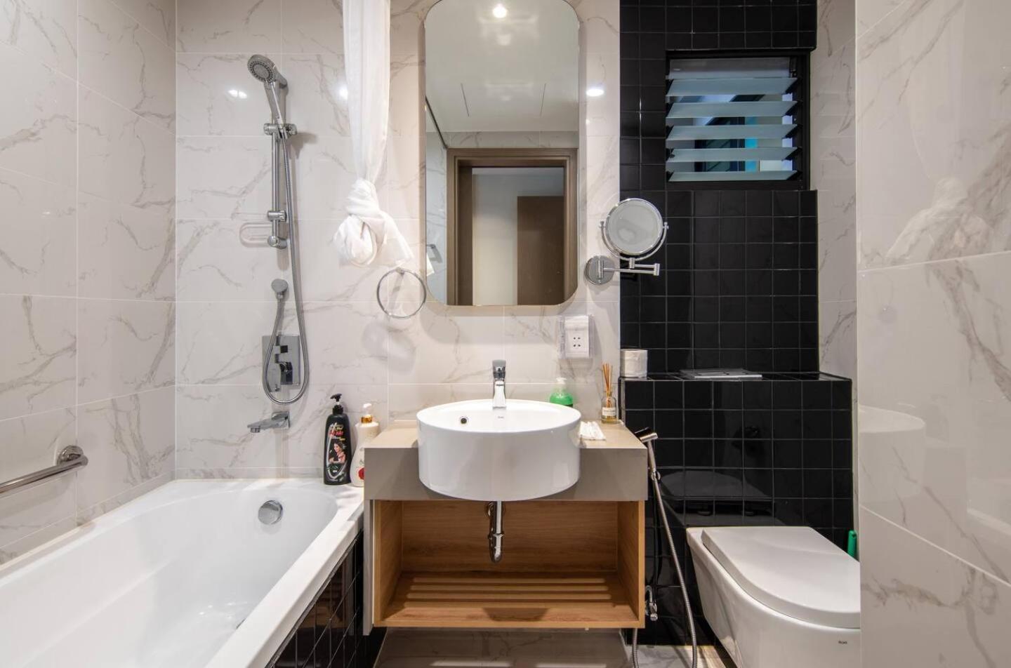 Luxury 2 Or 3Br Apartment In Dist 1 N Pool, Gym, Airport Pickup ホーチミン市 エクステリア 写真