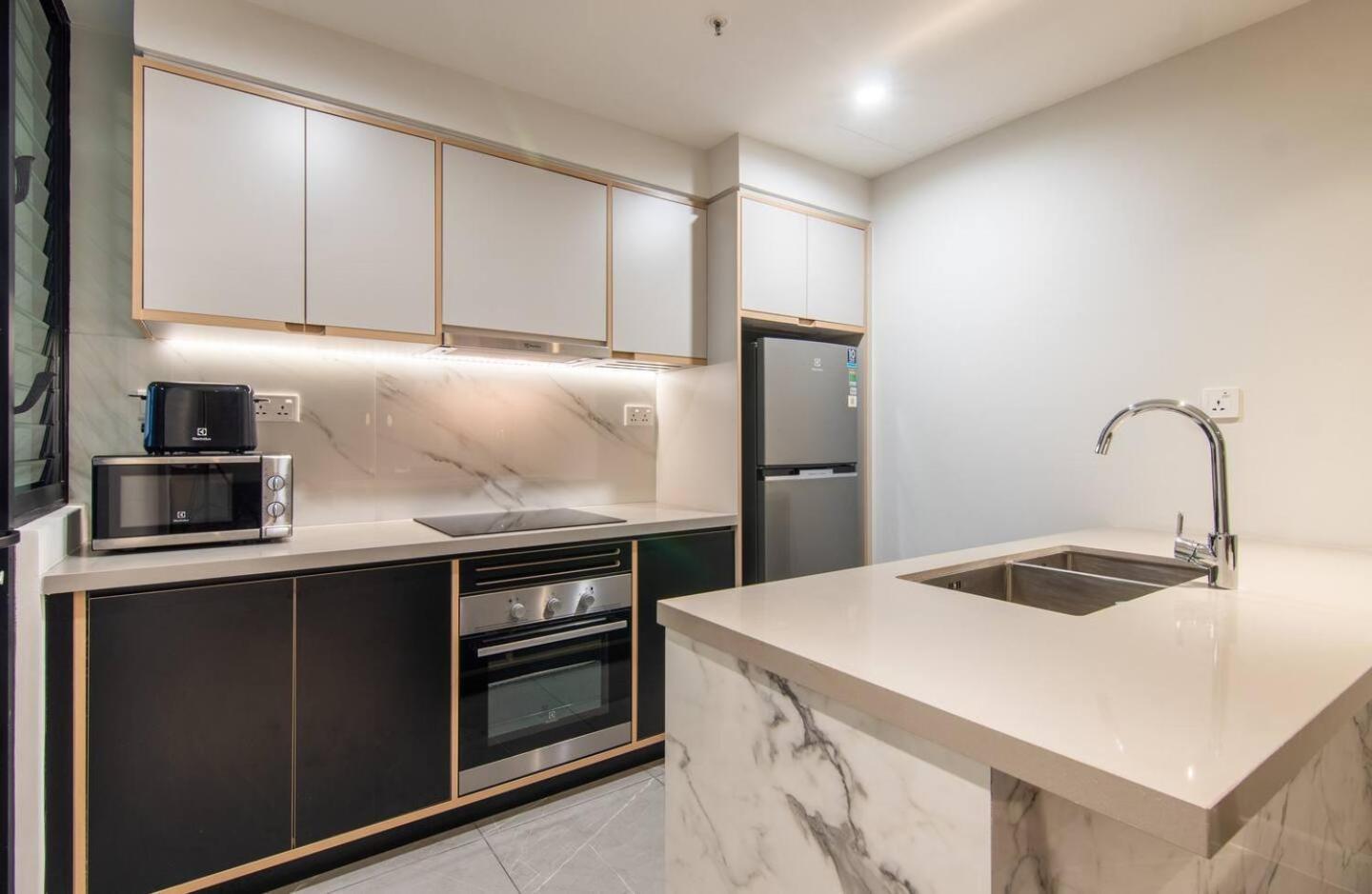 Luxury 2 Or 3Br Apartment In Dist 1 N Pool, Gym, Airport Pickup ホーチミン市 エクステリア 写真