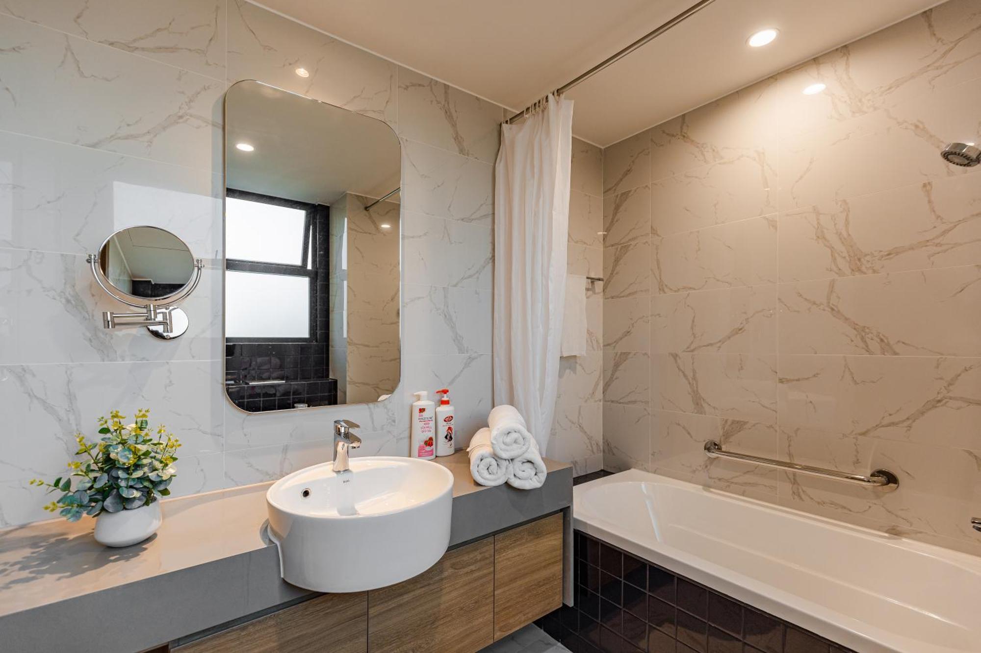 Luxury 2 Or 3Br Apartment In Dist 1 N Pool, Gym, Airport Pickup ホーチミン市 エクステリア 写真