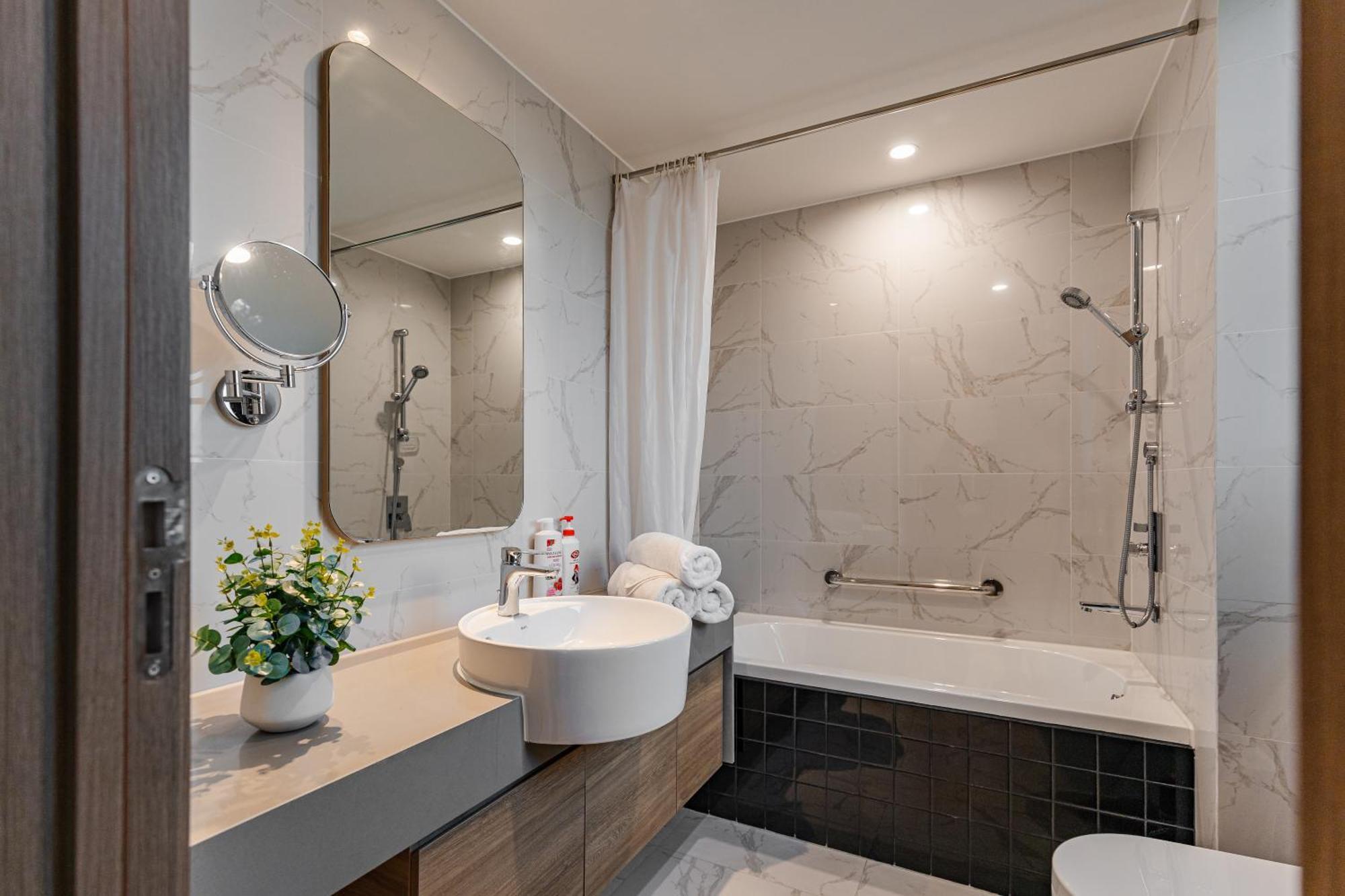 Luxury 2 Or 3Br Apartment In Dist 1 N Pool, Gym, Airport Pickup ホーチミン市 エクステリア 写真