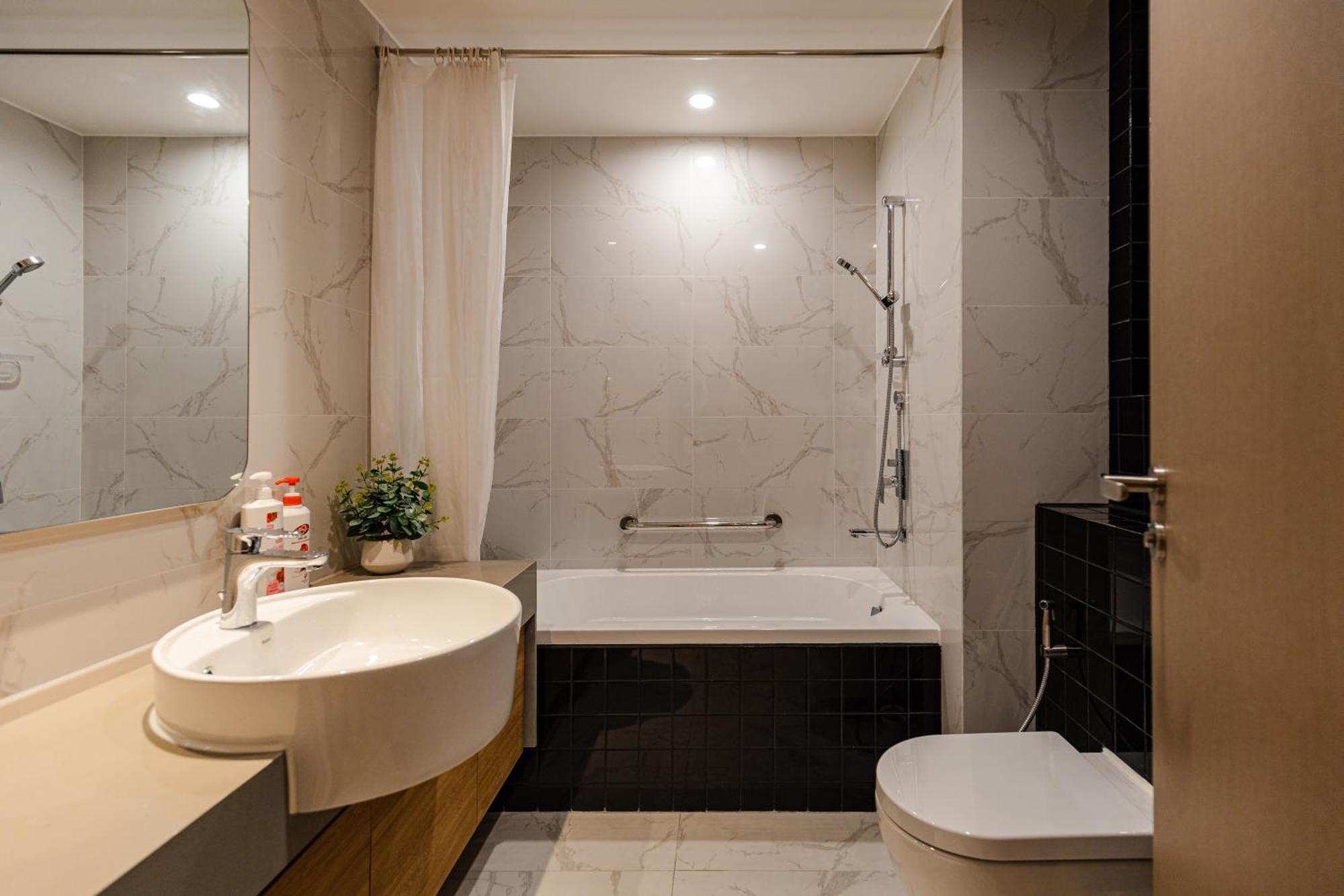 Luxury 2 Or 3Br Apartment In Dist 1 N Pool, Gym, Airport Pickup ホーチミン市 エクステリア 写真